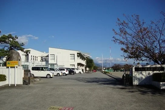 竜王東小学校まで800m