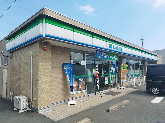 ファミリーマートまで650m