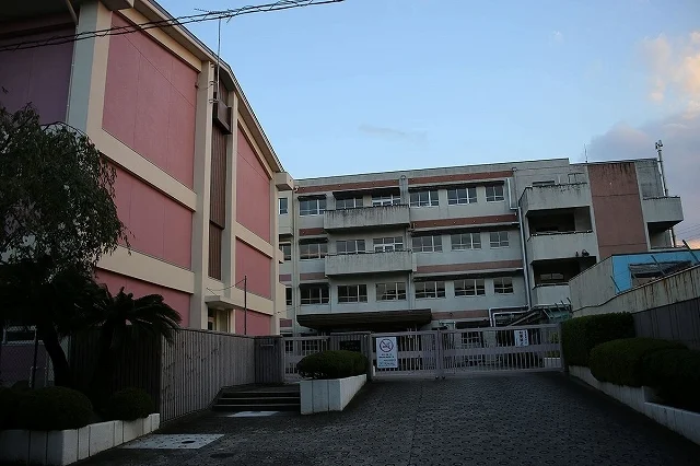前山小学校まで240m