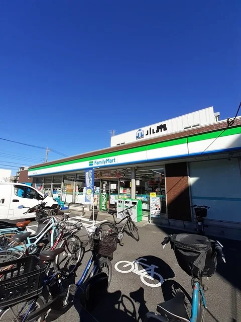 ファミリーマートまで357m