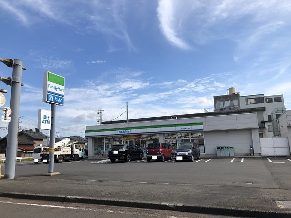 ファミリーマートまで750m