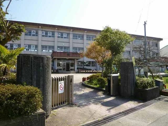 丹生小学校まで450m