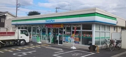 ファミリーマートまで210m