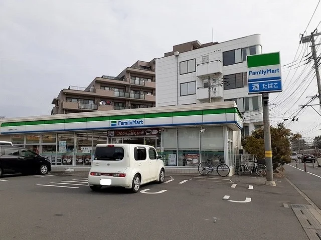 ファミリーマートまで520m