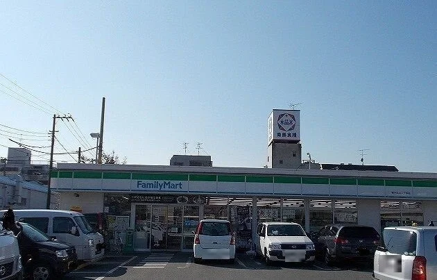ファミリーマートまで197m