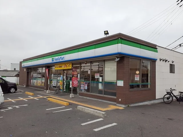 ファミリーマート様まで762m