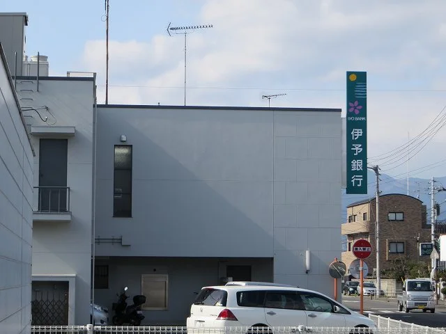 伊予銀行小松支店様まで1100m