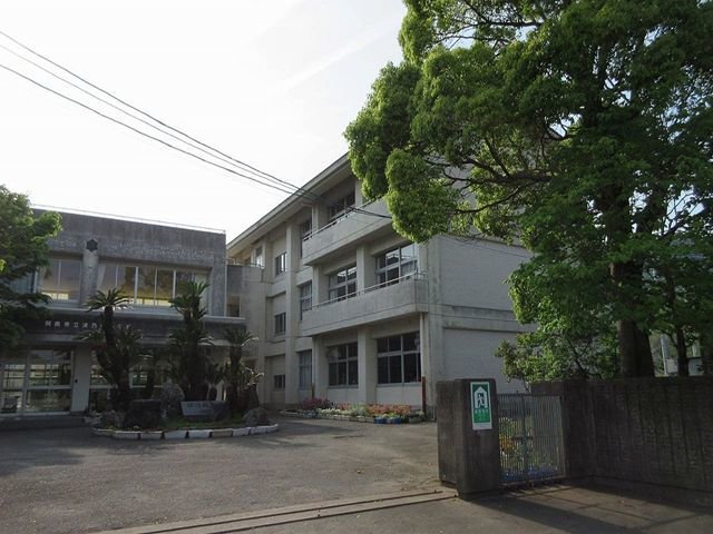 津乃峰小学校まで1500m