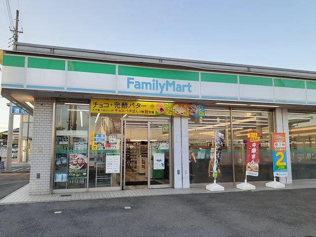 ファミリーマートまで887m