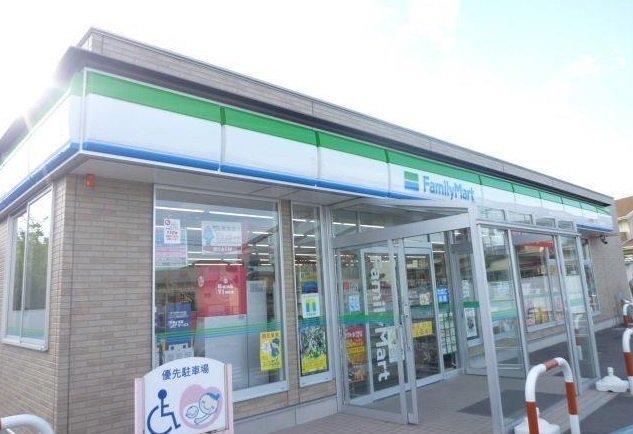 ファミリーマート鮫ノ口店まで800m