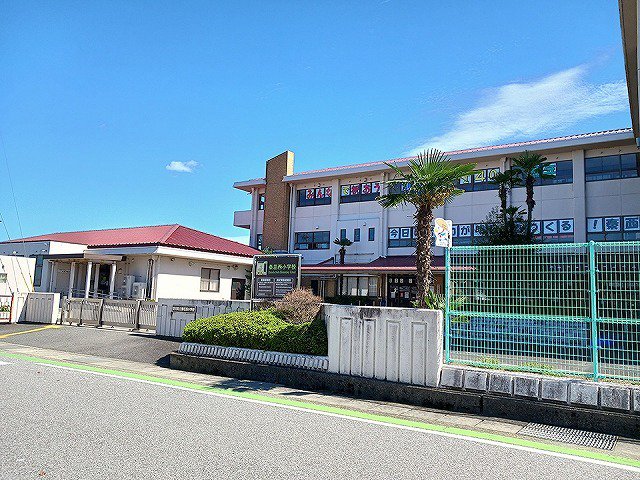愛荘町立秦荘西小学校まで600m