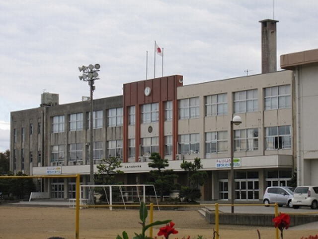 窪小学校まで800m