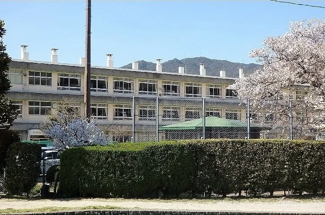 三入小学校まで1200m
