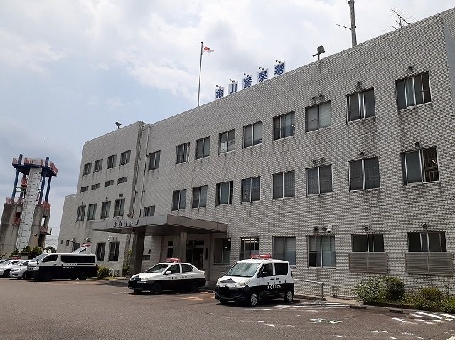 亀山警察署まで500m