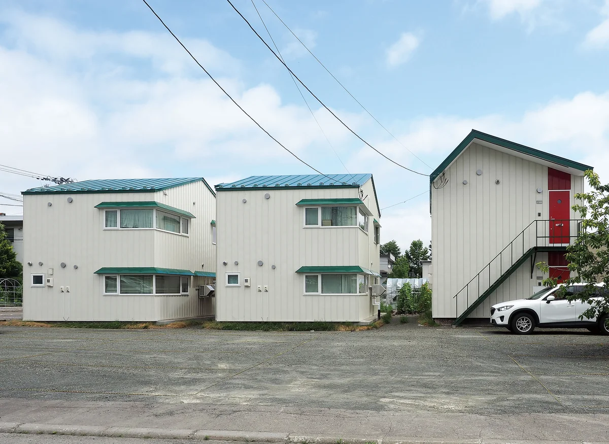 B棟は中央の建物です。