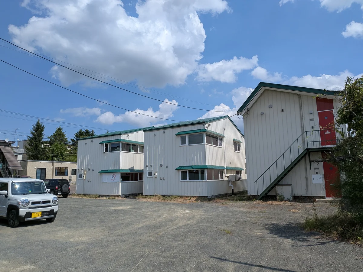 B棟は中央の建物です。