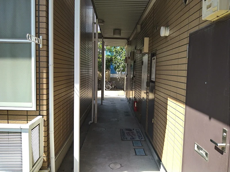 玄関側共用廊下