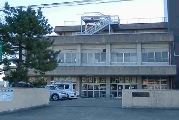 港中学校まで910m