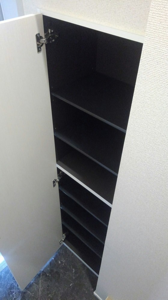 玄関脇には下駄箱も有ります。