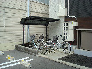 駐輪場は屋根付きです。