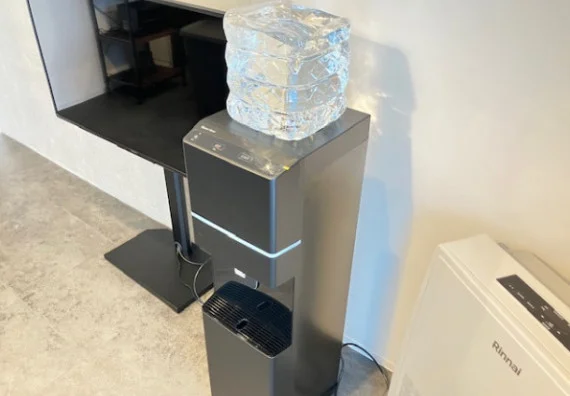 お部屋にはウォーターサーバーを完備。いつでも手軽にお水を利用でき、飲料用はもちろん、料理や日々の生活にも便利です。