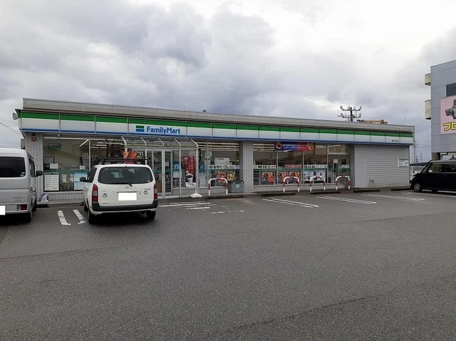 ファミリーマートまで500m