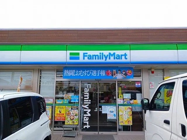 ファミリーマートまで700m
