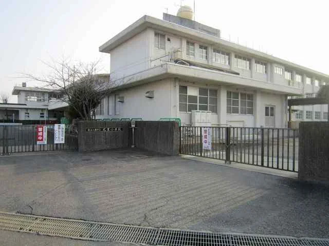 近江八幡市立北里小学校まで490m