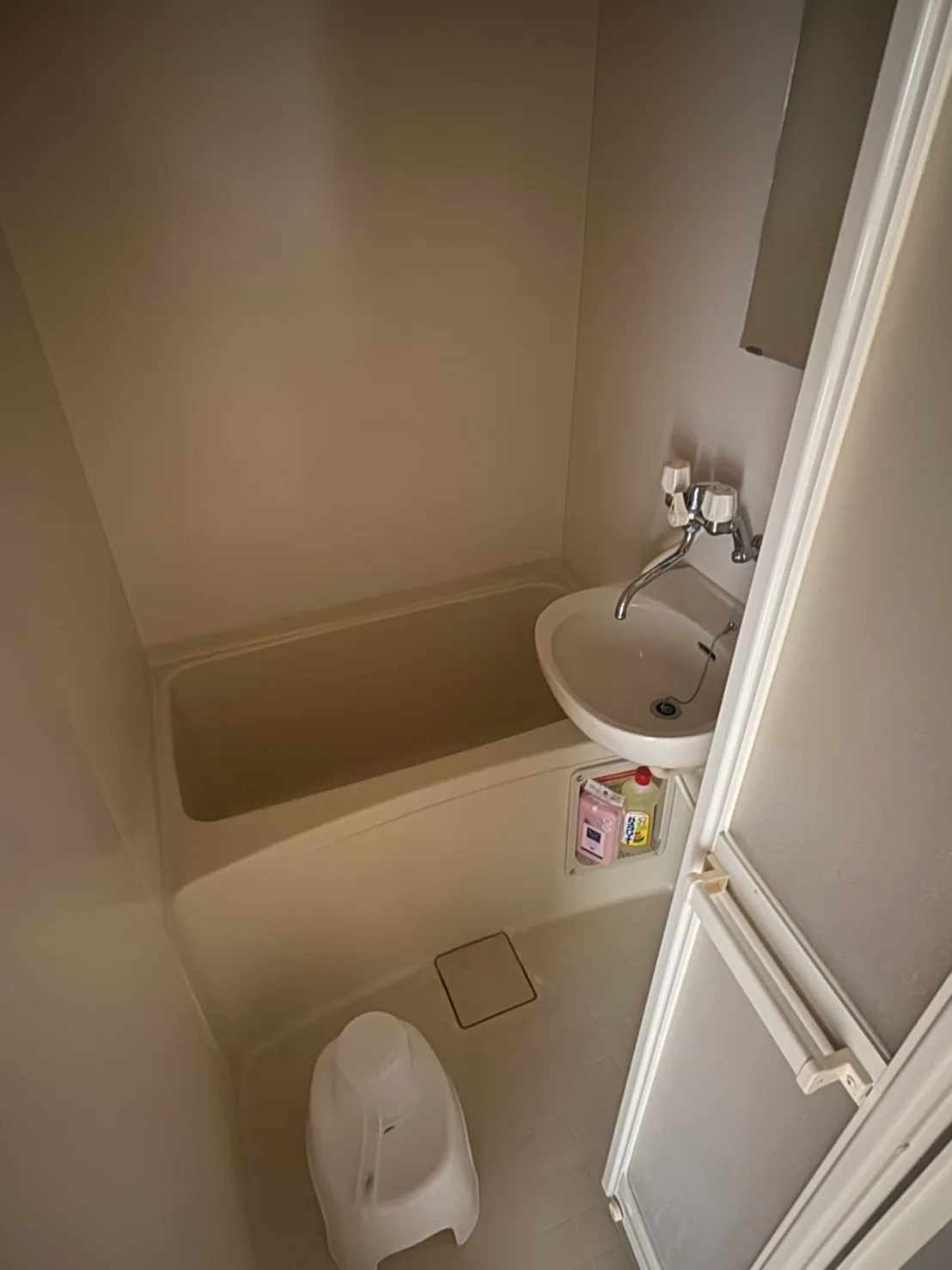家具家電の準備中です。写真は同タイプの別のお部屋になります。