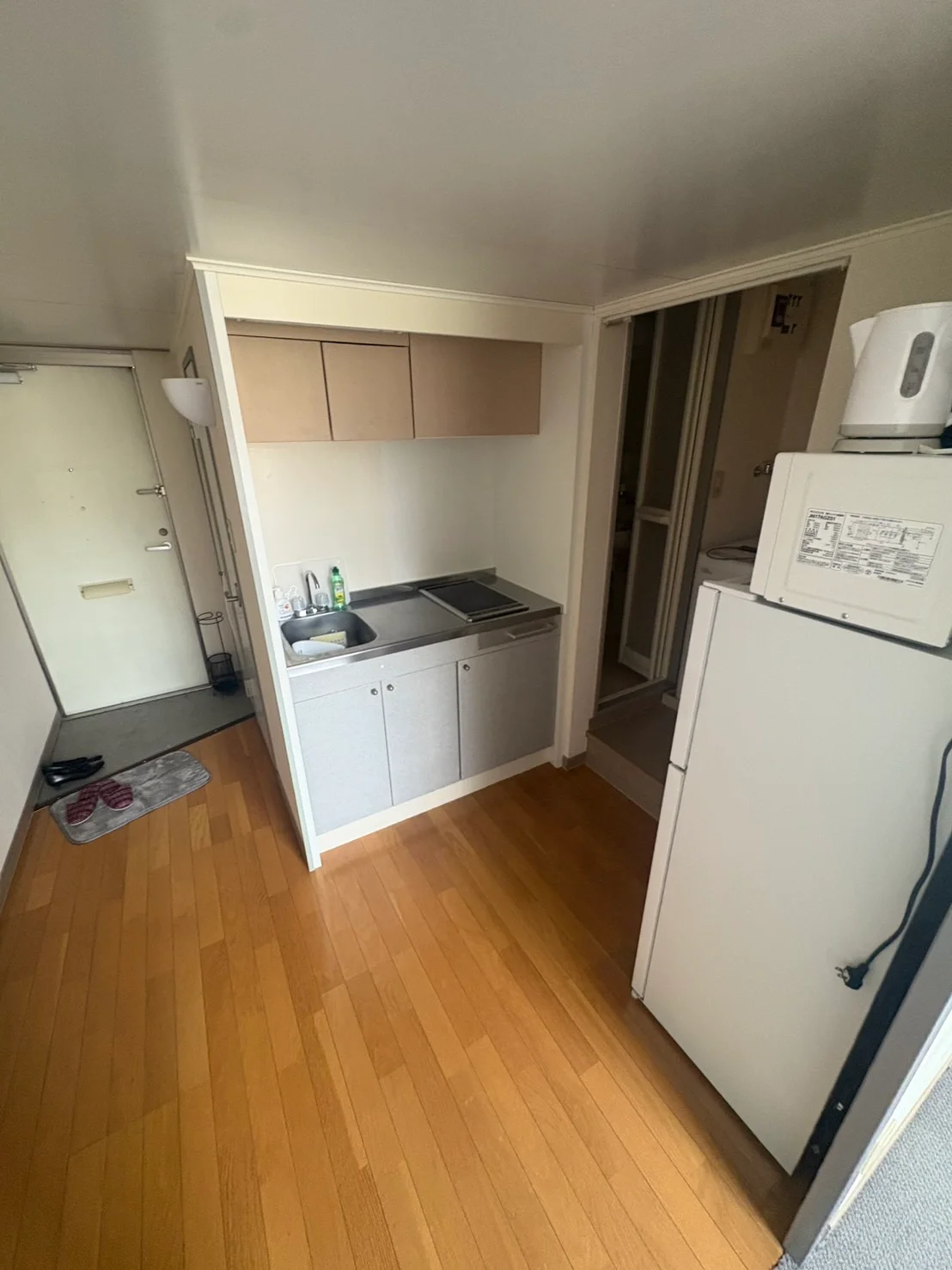 家具家電の準備中です。写真は同タイプの別のお部屋になります。