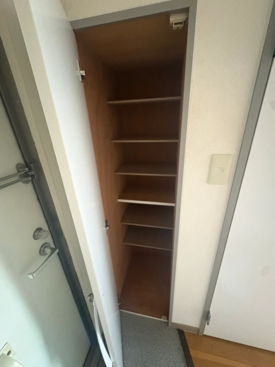 家具家電の準備中です。写真は同タイプの別のお部屋になります。