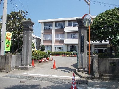 板野東小学校まで1000m