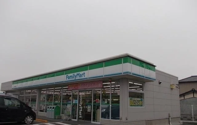 ファミリーマートさんまで1100m