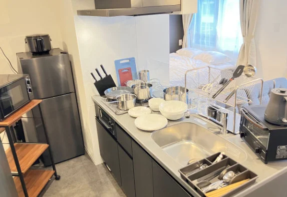 冷蔵庫・電子レンジ・炊飯器に加え、調理器具や食器類もご用意。入居後すぐに自炊を始められるので、長期滞在にも便利です。