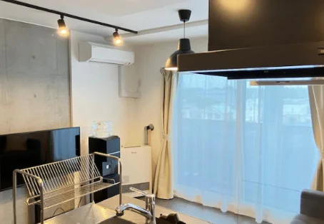 家具・家電付きで、入居後すぐに快適な生活をスタート。無料Wi-Fi、オートロック、宅配BOX、24時間利用可能なジムなど、長期滞在や出張にも嬉しい設備が充実しています。