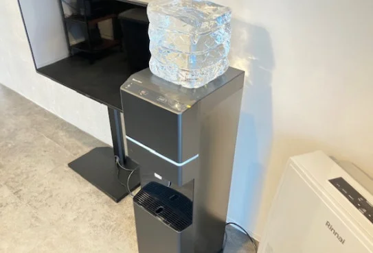 お部屋にはウォーターサーバーを完備。いつでも手軽にお水を利用でき、飲料用はもちろん、料理や日々の生活にも便利です