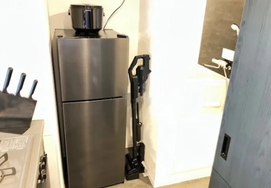 冷蔵庫や炊飯器に加え、掃除機も完備。日常生活に必要な家電が揃っているため、入居後すぐに快適な生活をスタートできます。