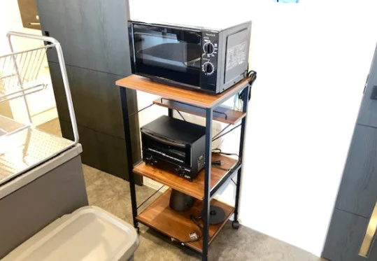 電子レンジ・トースターを完備。温めや簡単な調理にも便利で、忙しい朝や出張・長期滞在時の食事をしっかりサポートします