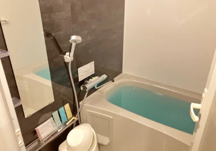 一日の疲れをゆっくり癒せる、バスタブ付きの浴室。 シャワーだけでなく、しっかり湯船につかってリラックスできます。長期出張や単身赴任など、毎日の快適な暮らしを支える設備です。