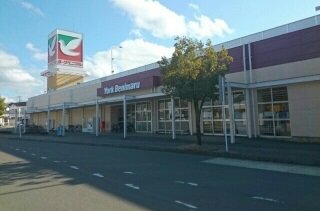 ヨークベニマル梁川店まで390m