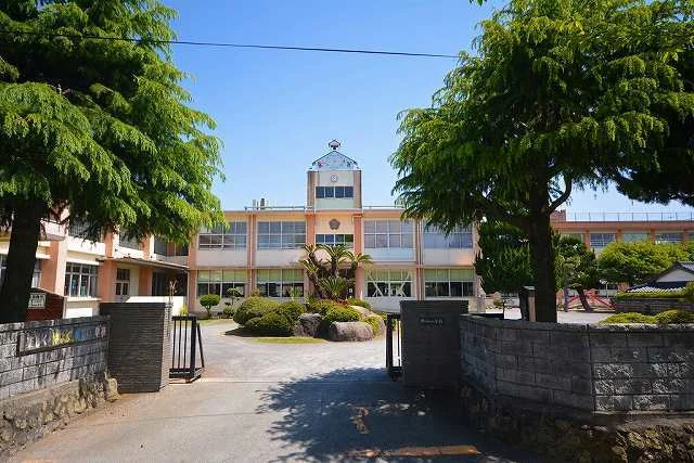 椎田小学校まで1100m