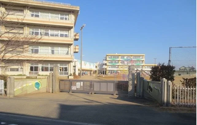 加須市立加須小学校まで1300m