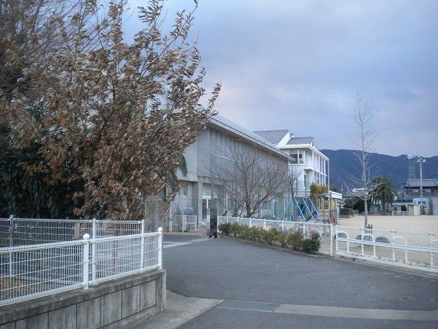 吉野川市立鴨島小学校まで1300m