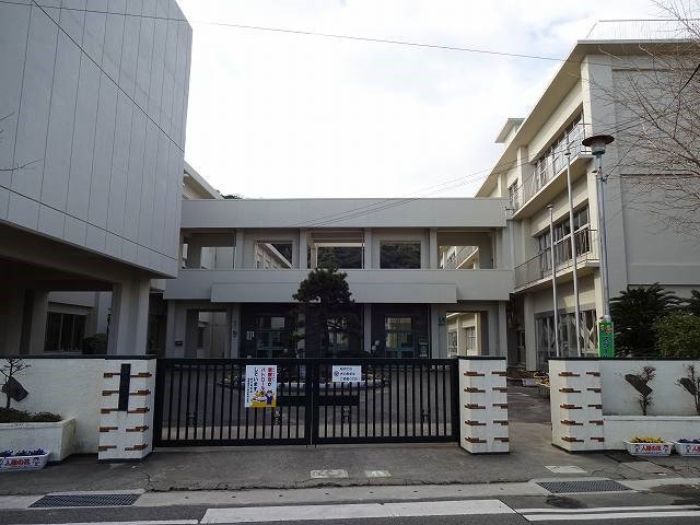 撫養小学校まで180m