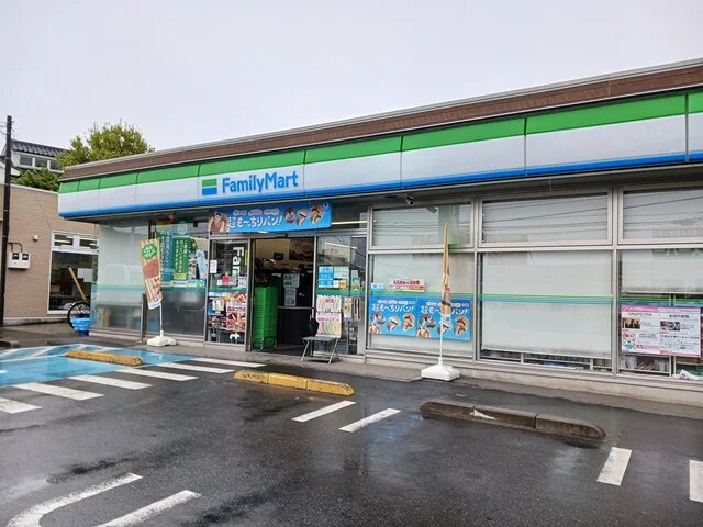 ファミリーマートまで616m