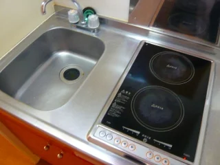 2口の電気コンロ付き。