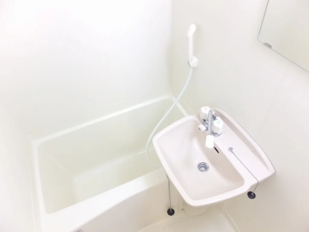 白を基調とした清潔感溢れる浴室です。