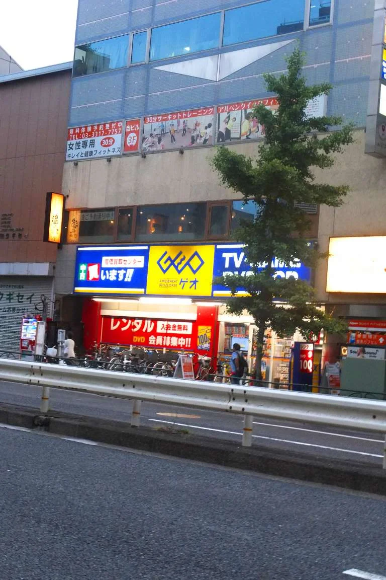 レンタルビデオ屋まで約980ｍ　徒歩約１３分