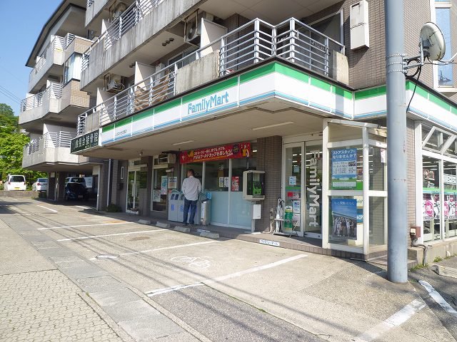 ファミリーマートまで600m
