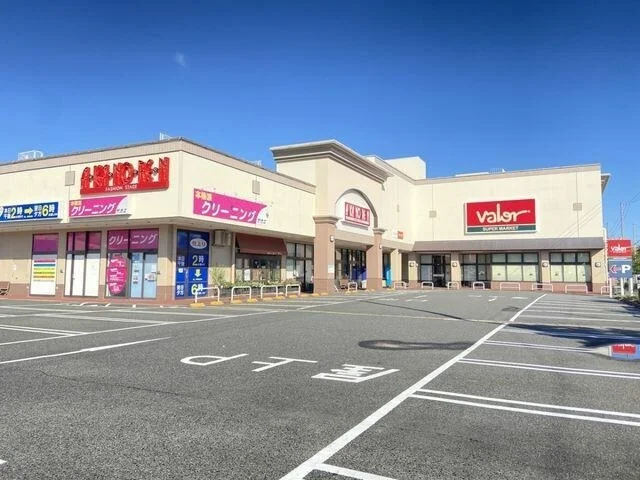 バロー鳴海店まで900m